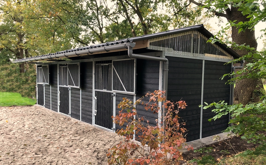 buitenstal afmeting 3x 3 mtr breed en 3 mtr diep